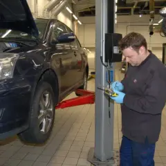 Jak podnieść auto na lewarku bezpiecznie i uniknąć błędów
