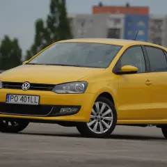 Żółty Volkswagen Polo na parkingu, idealny do miasta. Zastanawiasz się, ile pali ten model?