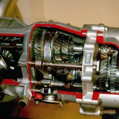 Przekładnia z widocznym mechanizmem i zębatkami. Widać tu filtr skrzyni biegów, który dba o czystość oleju.