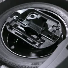 Jak wyjąć koło zapasowe Peugeot 5008 i uniknąć problemów z wymianą