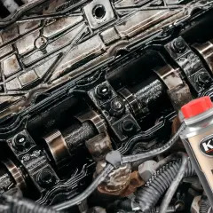 Brudny silnik diesla i butelka płukanki silnika K2 Motor Flush. Czas na czyszczenie!