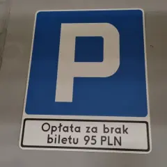 Niebieski znak parkingowy z literą "P" i informacją o opłacie 95 PLN za brak biletu.