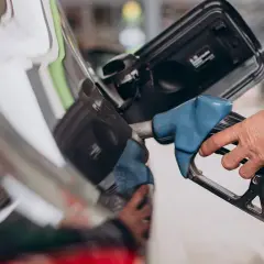 Skuteczne metody, jak usunąć zapach benzyny z samochodu i domu