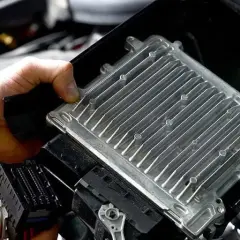 Mechanik wymienia komputer sterujący silnikiem, kluczowy element w procesie jak zwiększyć moc silnika.