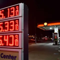 Ceny benzyny: Regular 5.13, Plus 5.33, V-Power 5.43. Zastanawiasz się, ile to galon benzyny?
