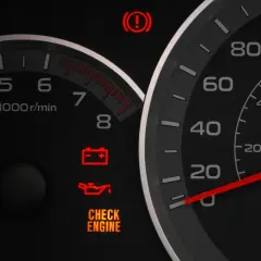 Kontrolka "Check Engine" świeci się, sugerując problem z silnikiem. Warto sprawdzić, jak sprawdzić czy silnik jest spalony, zanim dojdzie do poważniejszej awarii.