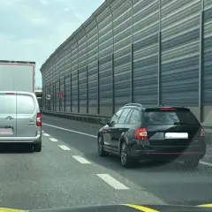 Kork na autostradzie, samochody i ciężarówki stoją w rzędzie. Jazda na suwak to jedyne wyjście, by ruszyć dalej.