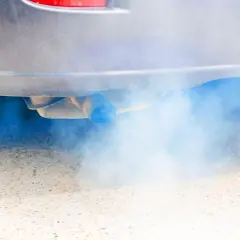 Niebieski dym z rury wydechowej sugeruje problem z silnikiem. Który diesel jest tańszy, czarny czy niebieski? Ten z niebieskim dymem na pewno nie.
