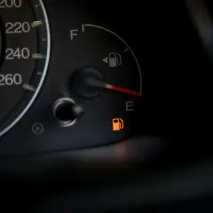 Wskaźnik paliwa w samochodzie diesel pokazuje niski poziom. Czas na tankowanie, zanim skończy się paliwo.