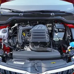 Silnik TSI w czerwonym samochodzie. Czy to benzyna czy diesel? Zobaczmy, co kryje się pod maską.