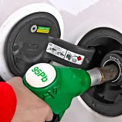 Tankowanie samochodu zielonym pistoletem z oznaczeniem 95Pb. Czy to na pewno nie ropa, tylko benzyna?