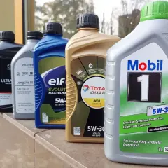 Wybór odpowiedniego oleju do silnika diesla to klucz do jego długowieczności. Na zdjęciu różne oleje 5W-30, m.in. Mobil 1, Total Quartz Ineo, Elf Evolution.
