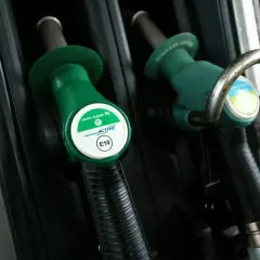 Dwie zielone dysze dystrybutorów paliwa. Jedna z nich ma etykietę "euro super Pb 95 E10". Czy olej napędowy to diesel?