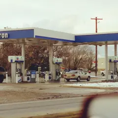 Stacja Chevron, samochody na zimowym parkingu. Zastanawiasz się, ile kosztuje jeden galon benzyny w USA?