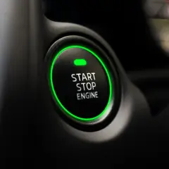 Przycisk "START STOP ENGINE" świeci na zielono. Czy można odpalić diesla od benzyny? To pytanie, na które ten przycisk nie odpowie.