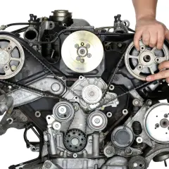 Mechanik sprawdza pasek rozrządu. Dowiedz się, co ile powinno się wymieniać rozrząd, by uniknąć awarii silnika.