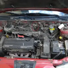 Silnik Toyota Yaris 1.3 benzyna. Czerwonym kółkiem zaznaczono filtr paliwa.