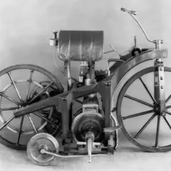 Pierwszy motocykl z silnikiem spalinowym, wynaleziony w 1885 roku.