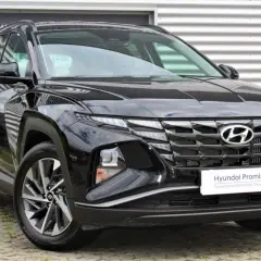 Czarny Hyundai Tucson z przodu, z grillem i światłami LED.