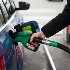 Tankowanie samochodu. Czy diesel to ropa? Tak, to paliwo do silników Diesla.