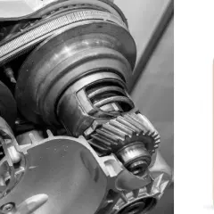 Wnętrze skrzyni biegów CVT i butelka płynu Total Fluidmatic.