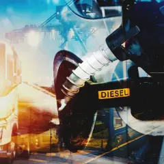 Dystrybutor z napisem DIESEL i ciężarówka. Czy ropa i diesel to to samo? Zastanówmy się nad tym.