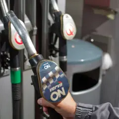 Dłoń trzymająca dystrybutor paliwa z napisem "verva ON". Chcesz wiedzieć, jak podnieść moc w benzynie? Wybierz odpowiednie paliwo.
