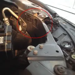 Gdzie jest tabliczka znamionowa w BMW E60? Oto co musisz wiedzieć