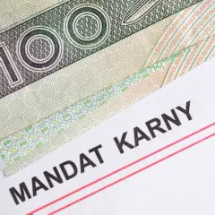 Polskie banknoty i dokument "MANDAT KARNY". Zastanawiasz się, jak sprawdzić mandat z Austrii online?