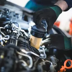 Mechanik wymienia filtr paliwa w silniku. Pamiętaj, co ile się wymienia filtr paliwa, by auto działało sprawnie.