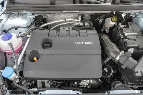 Silnik 1.6T GDI z widocznymi elementami osprzętu i płynów.