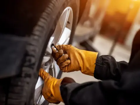 Jak łatwo i bezpiecznie wyjąć koło zapasowe w Citroenie Berlingo – krok po kroku
