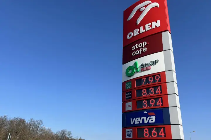Znak stacji paliw Orlen z widocznymi cenami paliw: benzyna 95, diesel, LPG i Verva.