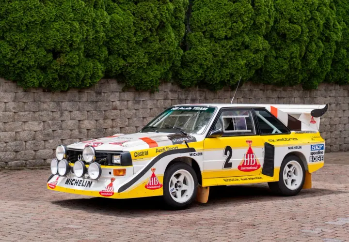 Biało-żółty Audi Sport Quattro z numerem 2, gotowy do rajdu.