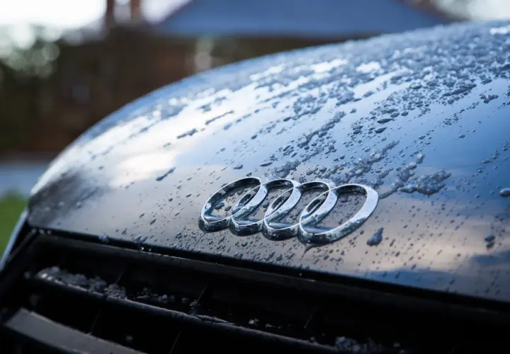 Krople wody na masce Audi. Zastanawiasz się, ile kosztuje lakierowanie auta po zimie?