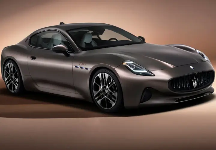 Elegancki, brązowy Maserati z charakterystycznym grillem i felgami. Luksus i moc w jednym.
