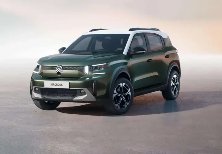 Zielony Citroën Aircross z białym dachem, stojący na szarym podłożu.