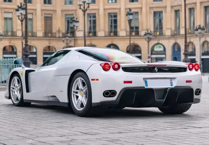 Białe Ferrari Enzo na bruku. Zastanawiasz się, ile kosztuje Ferrari Enzo? To marzenie wielu fanów motoryzacji.