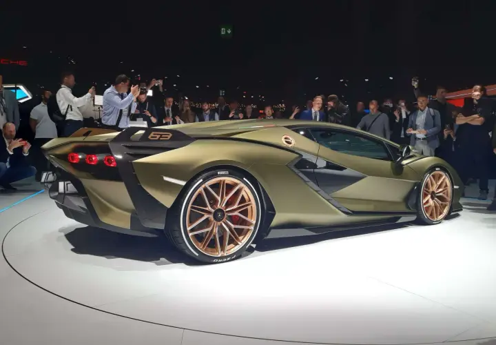 Złoty Lamborghini Sian, zaprezentowany na targach, budzi zachwyt. Zastanawiasz się, ile kosztuje lamborghini sian? To marzenie wielu fanów motoryzacji.