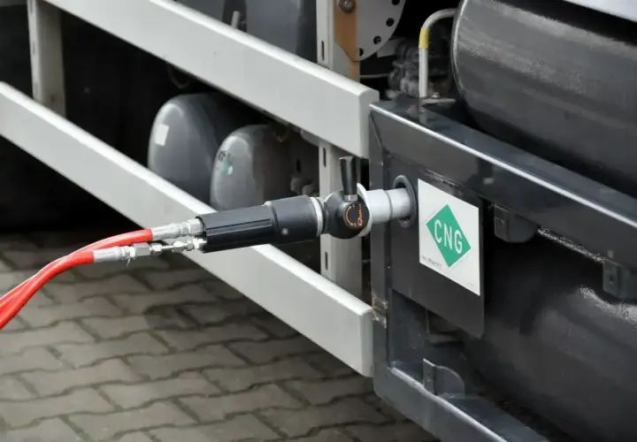 Złącze do tankowania gazu CNG. Szukasz, gdzie tankować cng? To zdjęcie pokazuje proces tankowania pojazdu gazem CNG.