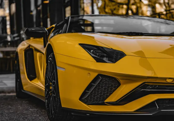Żółte Lamborghini Aventador, marzenie wielu. Zastanawiasz się, ile kosztuje wynajem lamborghini na specjalną okazję?