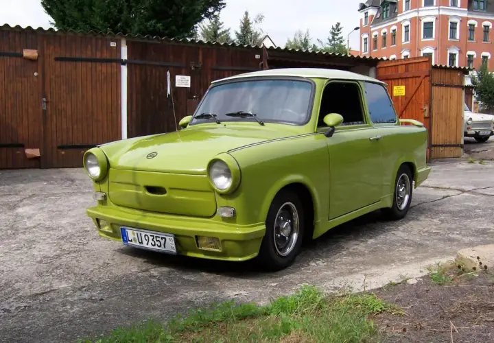 Zielony Trabant, choć wygląda lekko, nie był z plastiku. Jego karoseria wykonana była z duroplastu, materiału przypominającego tworzywo sztuczne.