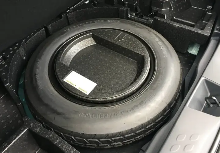 Gdzie jest koło zapasowe w Toyota Yaris? Odkryj ważne informacje