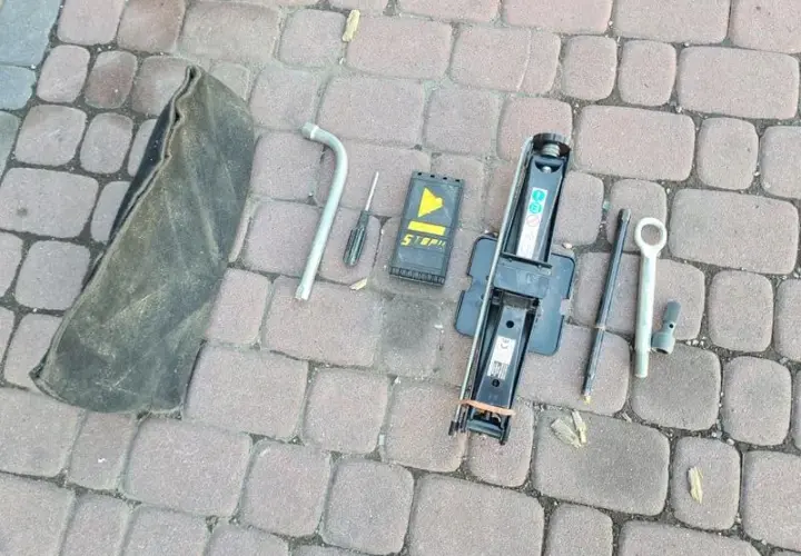 Jak opuścić koło zapasowe Fiat Doblo - proste kroki i porady