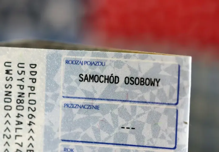 Fragment polskiego dowodu rejestracyjnego z napisem "SAMOCHÓD OSOBOWY".