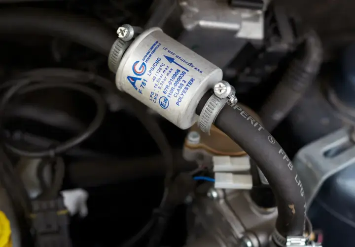 Filtr gazu LPG/CNG AG F 781. Pokazuje jak wymienić filtr gazu w samochodzie, element kluczowy dla prawidłowego działania instalacji.