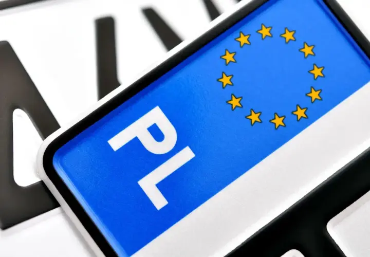 Polskie tablice rejestracyjne z symbolem UE. Zastanawiasz się, ile kosztuje przerejestrowanie samochodu?