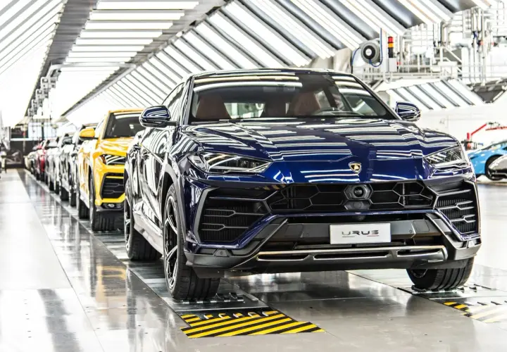 Linia produkcyjna w fabryce Lamborghini, gdzie powstają luksusowe SUV-y.
