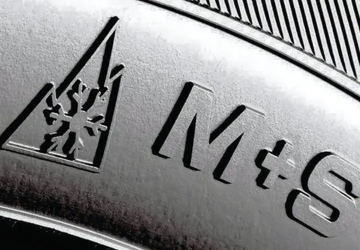 Opona całoroczna z oznaczeniami M+S i symbolem płatka śniegu w trójkącie.