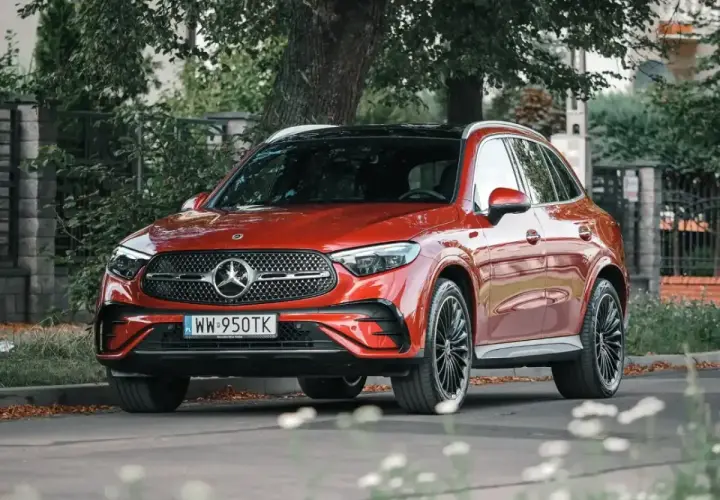Czerwony Mercedes GLC na polskich tablicach rejestracyjnych. Zastanawiasz się, ile pali ten model?